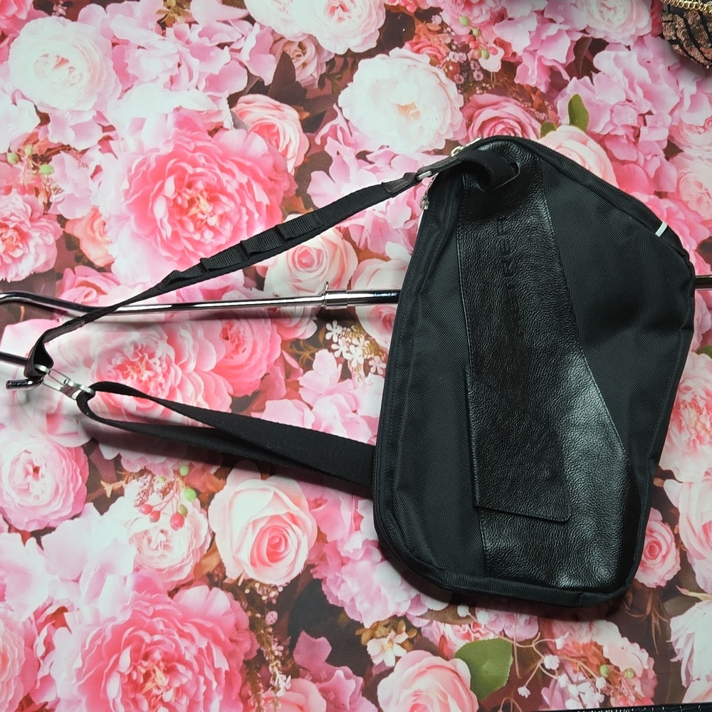 Metrea sling bag black NEW